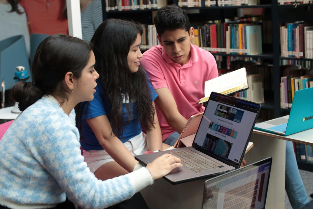 Estudiantes peruanos postulando a la Beca 18 de PRONABEC